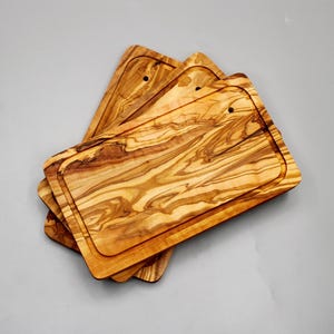 Handgjord skärbräda i olivträ, 24 x 14 cm, med hål – Rustikt & Naturligt – Köksbräda – Serveringsbräda – Brödbräda