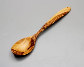 Cucchiaio in legno d'ulivo fatto a mano | Cucchiaio in legno da 20 cm | Accessorio da cucina sostenibile | Cucchiaio da cucina naturale | Articolo unico fatto a mano