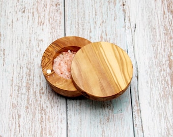 Salero de madera de olivo con tapa magnética | Salero artesanal de Ø 10 cm | Salero de madera, decoración natural para la cocina | Idea de regalo