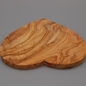 Olive wood cutting board 20 cm | Handmade kitchen board | Robust & natural | Small cutting board | Gift idea