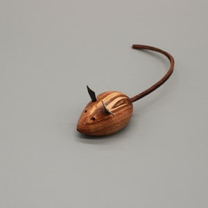 Cat toy mouse made of olive wood and leather | Natural handmade toy for cats | Handmade - Sustainable