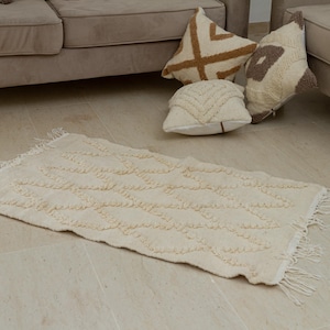 beautiful white carpet made of 100% sheep&#39;s wool | 64 cm x 120 cm | Handmade