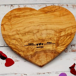 Heart-shaped olive wood cutting board with engraving – Personalized wedding gift – Snack board with names & date – Wedding gift