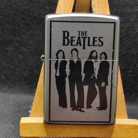 【ZIPPO】The Beatles
（ビートルズ ハードデイズナイト） Zippo Lighter - The Beatles Emblem - John Lennon, Paul