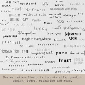 Op de afbeelding: Een verzameling zwarte tekstzinnen en woorden op een witte achtergrond, waaronder citaten zoals 'No flowers without rain', 'we're all mad here', 'MEMENTO MORI', '11:11', 'trust', 'lucky', 'love you', 'pure', 'timeless' en 'MY HEART IS YOURS'.