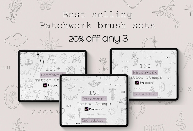 Op de afbeelding: Drie digitale tablets tonen collecties van lijnkunst tattoo-stempels voor Procreate. De schermen bevatten tekst zoals Best selling Patchwork brush sets, 20% off any 3, 150+ Patchwork Tattoo Stamps, 130 Patchwork Tattoo Stamps 3rd edition en 150 Patchwork Tattoo Stamps 2nd edition.