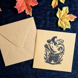 Linogravure originale imprimée à la main - Carte postale avec enveloppe - Fantôme Halloween Citrouilles Sorcière - La naissance du spectre