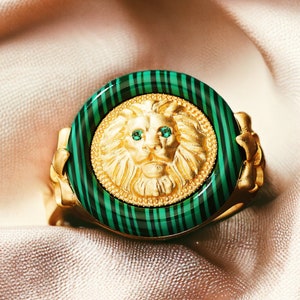 Emerald lion ring discount