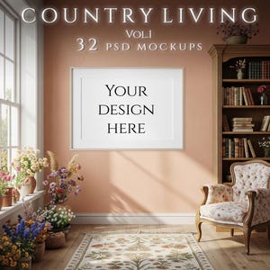 Puede incluir: Interior de una habitación con un gran cuadro enmarcado en blanco con el texto "YOUR DESIGN HERE" en una pared color melocotón. Se ven una estantería de madera, un sillón floral y una alfombra estampada. El texto "COUNTRY LIVING VOL.1 32 PSD MOCKUPS" está en la parte superior.