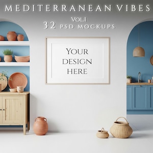 Puede incluir: Una escena de maqueta de temática mediterránea con una impresión enmarcada que dice "YOUR DESIGN HERE". La escena incluye un mueble de madera, macetas de terracota y cestas tejidas. El texto "MEDITERRANEAN VIBES VOL. I 32 PSD MOCKUPS" se muestra en la parte superior.