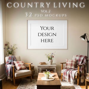 Puede incluir: Una acogedora escena de sala de estar con dos sillones, una mesa de centro y una obra de arte enmarcada. Las sillas tienen cojines y mantas a cuadros. La obra de arte tiene el texto "YOUR DESIGN HERE". El texto "COUNTRY LIVING VOL.2 32 PSD MOCKUPS" está en la parte superior.