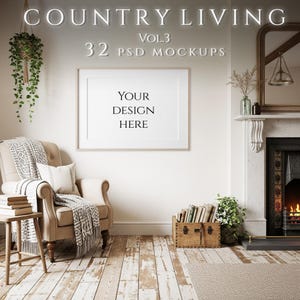 Puede incluir: Una escena interior acogedora con una obra de arte enmarcada que dice "YOUR DESIGN HERE" encima de un sillón beige. La habitación cuenta con una chimenea, pisos de madera y un baúl de madera lleno de libros. El texto "COUNTRY LIVING VOL.3 32 PSD MOCKUPS" está en la parte superior.