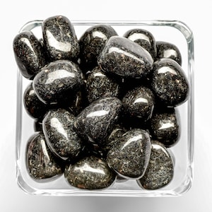 Pierre polie roulée en cristal nuummite, pierres précieuses naturelles, cristaux de protection, cristaux et pierres en gros pour le bricolage (pochette en velours gratuite)
