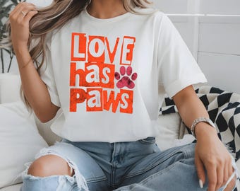 Love Has Paws - Camiseta unisex, para amantes de los perros, adorable camiseta de animales, regalo para dueños de mascotas, diseño de texto rojo