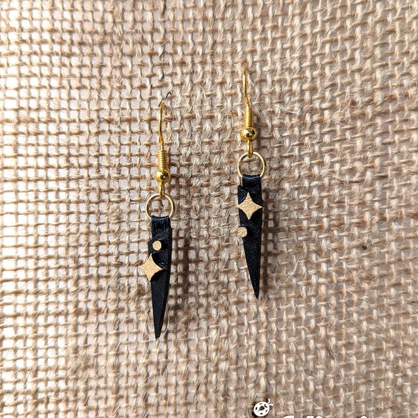 Boucles d'oreilles en bois forme griffe motif étoiles dorées