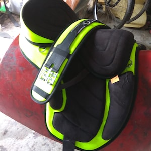 Handmade Lightweight Treeless English Saddle (12-18 Inch)