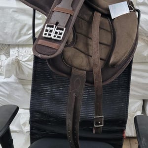 Lightweight Treeless English Saddle: 12-18 Inch, Synthetic Suede