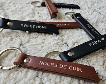 Customizable long leather keychain. Gift with personalized message. Handcrafted in France. Hot stamping.