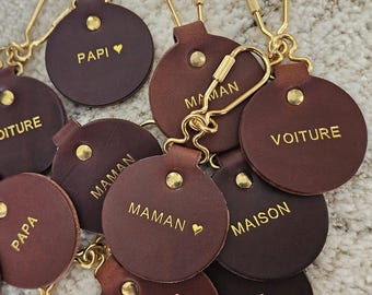 Customizable round leather keychain, handcrafted. Gift with personalized message.