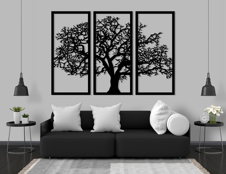 K&ouml;nnte beinhalten: Drei schwarze Wandbilder aus Metall mit der Silhouette eines Baumes mit &Auml;sten. Die Paneele sind horizontal angeordnet und an einer grauen Wand &uuml;ber einem schwarzen Sofa angebracht.