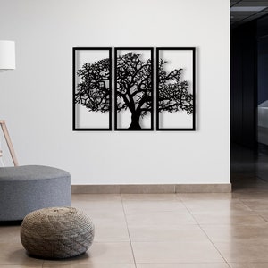 K&ouml;nnte beinhalten: Schwarze Wandkunst aus Metall mit einer Silhouette eines Baumes, dessen &Auml;ste in drei separaten Rahmen ausgebreitet sind. Die Rahmen sind schwarz und haben ein schlichtes, modernes Design.