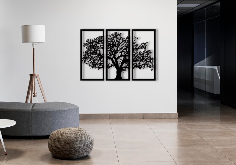 K&ouml;nnte beinhalten: Schwarze Wandkunst aus Metall mit einer Silhouette eines Baumes, dessen &Auml;ste in drei separaten Rahmen ausgebreitet sind. Die Rahmen sind schwarz und haben ein schlichtes, modernes Design.