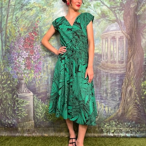 Vintage 80s Green Leaf Print Midi Dress – Cap Sleeve Fit and Flare Summer Dress