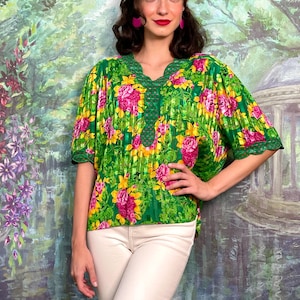 Vintage 80s Green Floral Summer Blouse – Short Sleeve Oversized Top with Bold Print