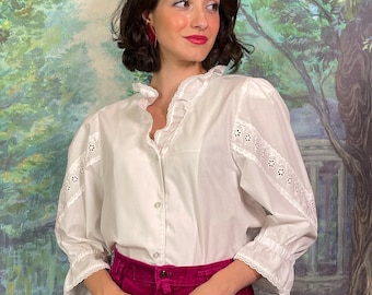 Blusa blanca vintage austriaca con encaje y volantes