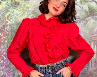 Vintage rode blouse met ruches en opengewerkt bloemenborduurwerk