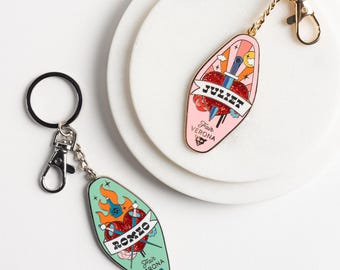 Ensemble de porte-clés motel Roméo et Juliette I Porte-clés en émail Souvenir de Shakespeare Londres Design histoire britannique Illustration littéraire