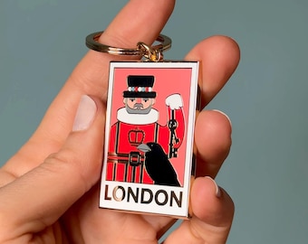 Porte-clés Beefeater et corbeau I Porte-clés en émail Souvenir de Londres Figurine de collection Illustration de l'histoire britannique