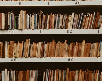 Peut inclure: Une bibliothèque remplie de rangées de livres, avec des étiquettes indiquant les numéros des étagères : 3B, 4B, 5B, 6B, 7B, 3C, 4C, 5C, 6C et 7C.
