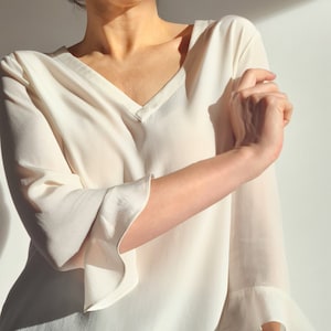 Vintage Off-White Silk Long-Sleeved Blouse|Cream Pure Silk V-neck Shirt with Ruffles on the Sleeves|M/L