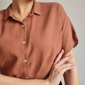Blusa de manga corta Cacharel de los años 80/Blusa vintage Cacharel con botones y cuello/Talla M