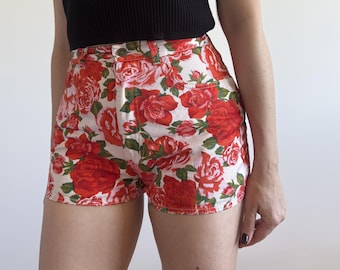 Pantaloncini in denim vintage a fantasia floreale Moschino Jeans anni '90/Vita alta, Hot pants in cotone con stampa di rose rosse/Taglia S/M