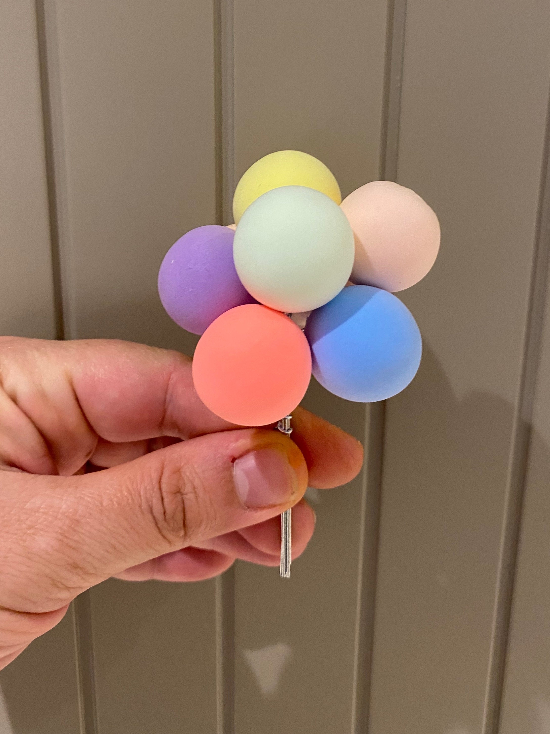Tyqour 16 Stück Tortendeko Kugeln – Bunte Mini-Ballons Für Kuchen, Cupcakes & Desserts – 8 Farben – Schaumstoff Mit Draht – Für Geburtstag & Party