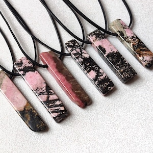 Boho rhodonietkristalhanger - ketting april geboortesteen - genezende talisman - echt leren koord