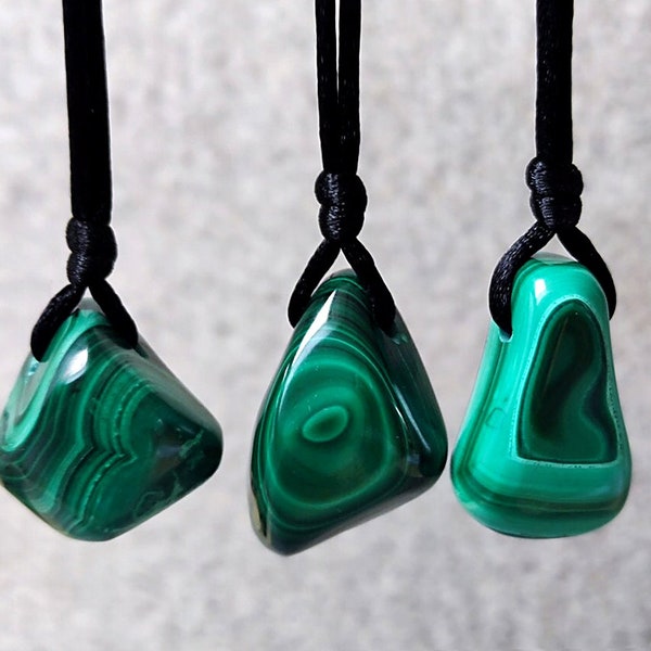 Lussuoso ciondolo in malachite - Elegante collana in pietra verde per lui e per lei - Gioielli con pietre portafortuna naturali di maggio