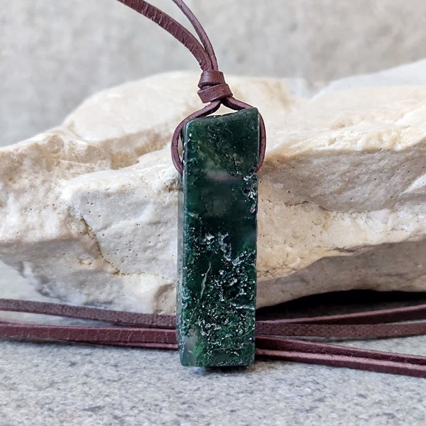 Pendentif en agate mousse des forêts sur cordon de cuir - Collier de pierres inspiré de la nature pour femme et homme