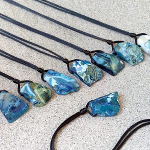 Blauwe agaat herenketting - genezende stenen hanger aan zwart koord - beschermend amulet - uniek cadeau-idee