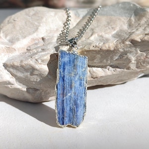 Blue Kyanite Crystal Chain Necklace - Elegant Gemstone Jewelry - Personalized Gift for a Special Occasion