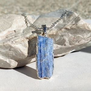 Blue Kyanite Crystal Chain Necklace - Elegant Gemstone Jewelry - Personalized Gift for a Special Occasion