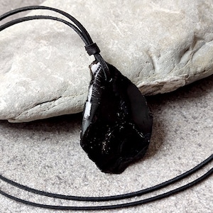 Zwarte obsidiaan herenketting - leren edelsteenhanger - bohokristal amulet - helende energiesteen