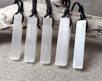 Collier en sélénite naturelle - Pendentif en cristal brut pour la protection - Cadeau unique de guérison émotionnelle