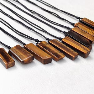 Collier en œil de tigre – Pendentif en pierre précieuse aux vertus curatives – Bijou à offrir pour une livraison à distance