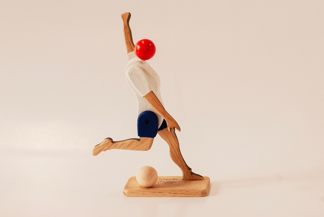 Footballeur Articulé Et Aimanté En Bois. Puzzle 3D. Trophée Figurine