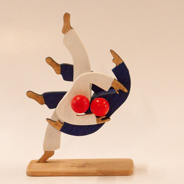 Judoka articulé et aimanté en bois. Puzzle 3D. Trophée figurine sportive