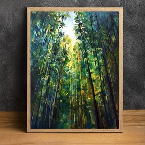 Puede incluir: Una pintura que representa una escena de bosque con árboles altos que se alzan hacia un cielo brillante y soleado. Los árboles son una mezcla de verde y marrón, y la luz crea un efecto moteado en el suelo del bosque.