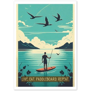 Puede incluir: Un póster de estilo vintage con un fondo azul turquesa y una silueta de una persona haciendo paddleboard en un lago. El póster presenta una cita: "Live. Eat. Paddleboard. Repeat."